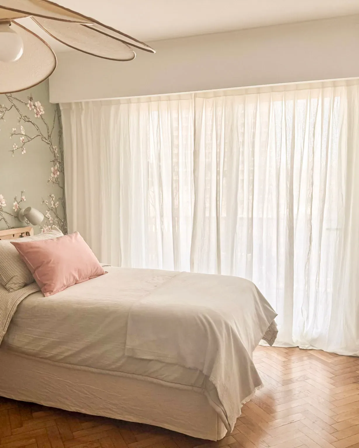 Trabajo de cortinas tradicionales en dormitorios y dormitorio principal.