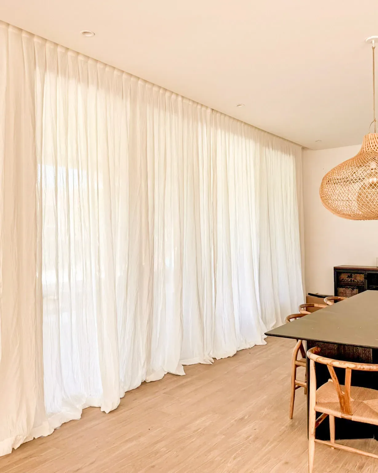 Trabajo de cortinas tradicionales en comedor.