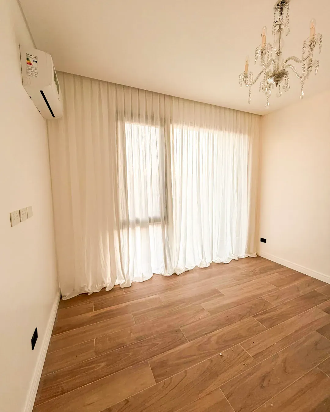 Trabajo de cortinas tradicionales en dormitorios.