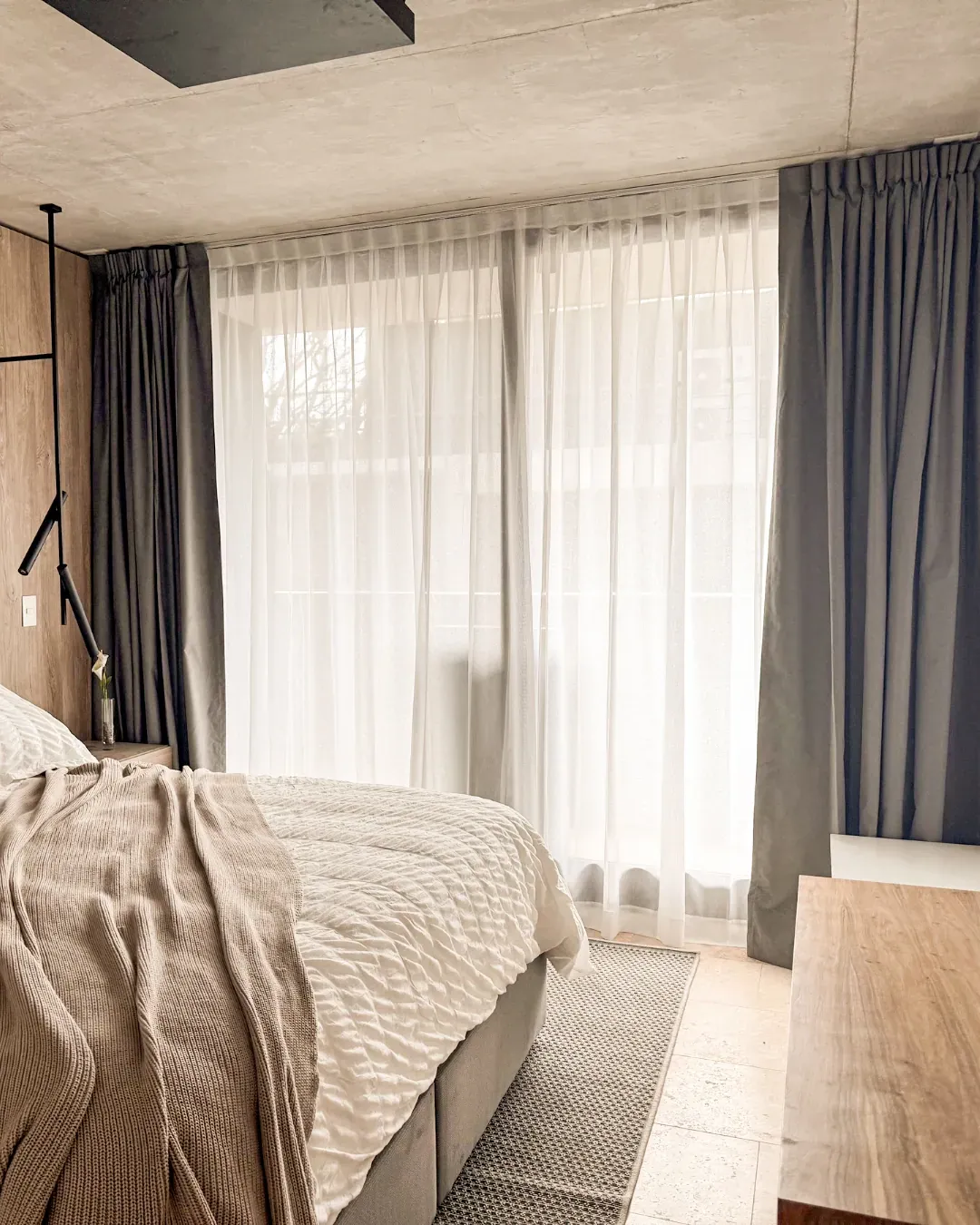 Trabajo de cortinas tradicionales en dormitorios y dormitorio principal.