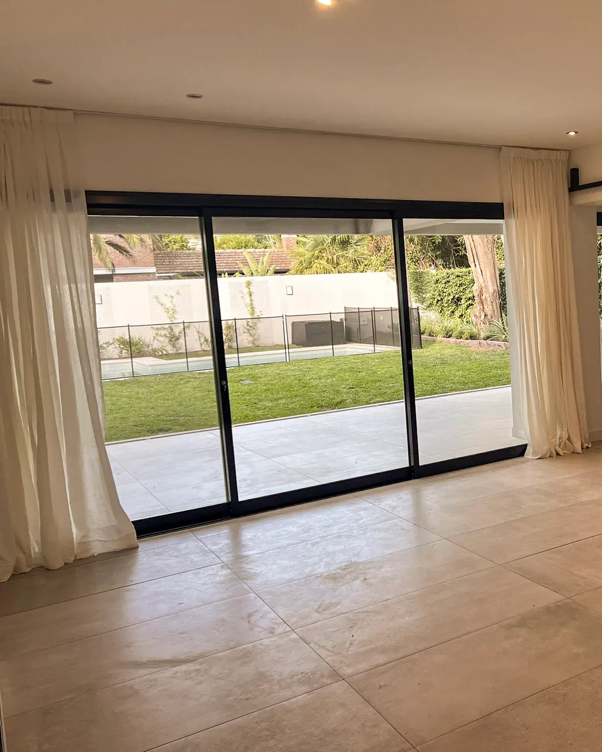 Trabajo de cortinas tradicionales en living.