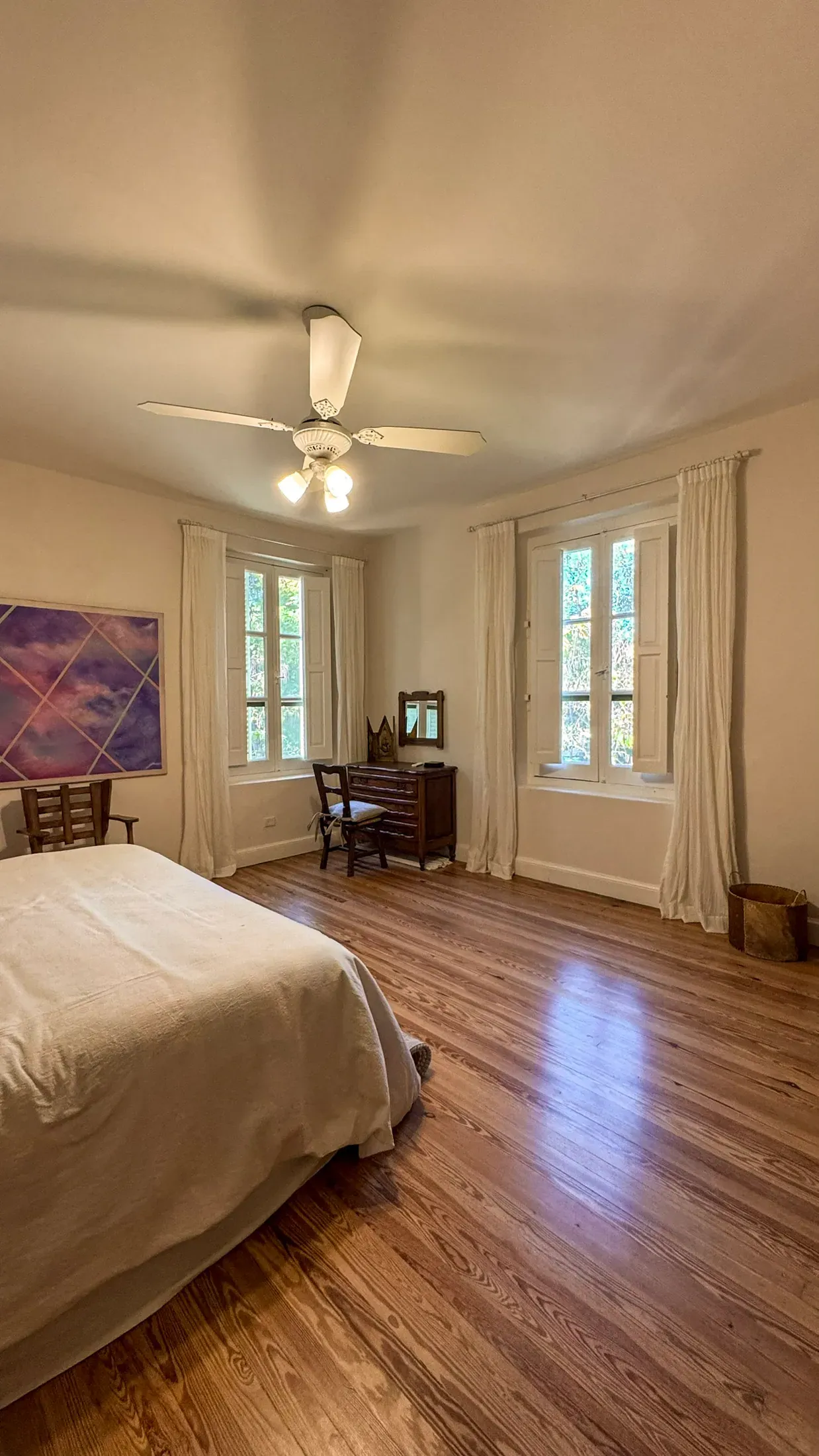 Trabajo de cortinas tradicionales en dormitorios y dormitorio principal.