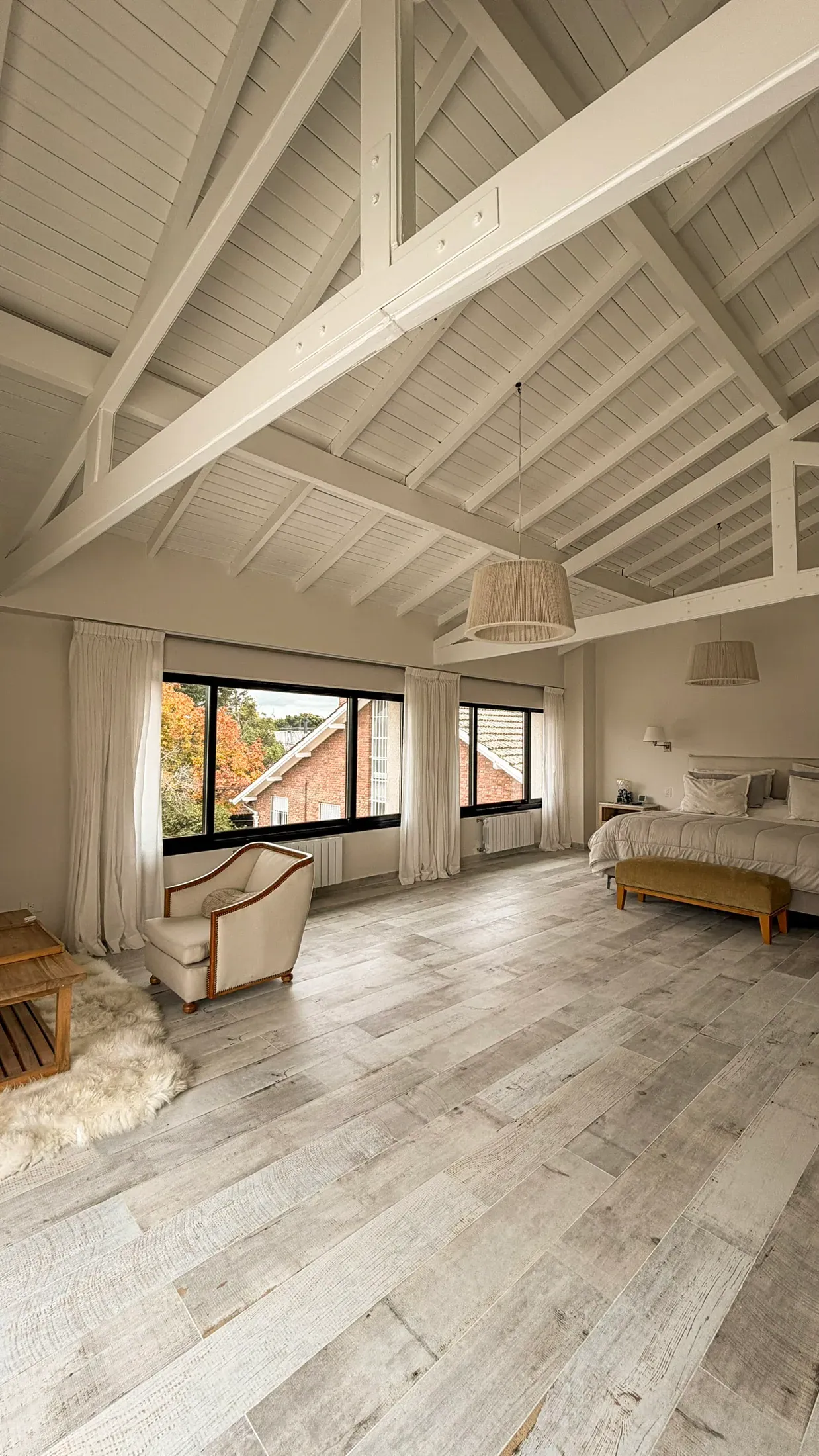 Trabajo de cortinas tradicionales en dormitorios y dormitorio principal.