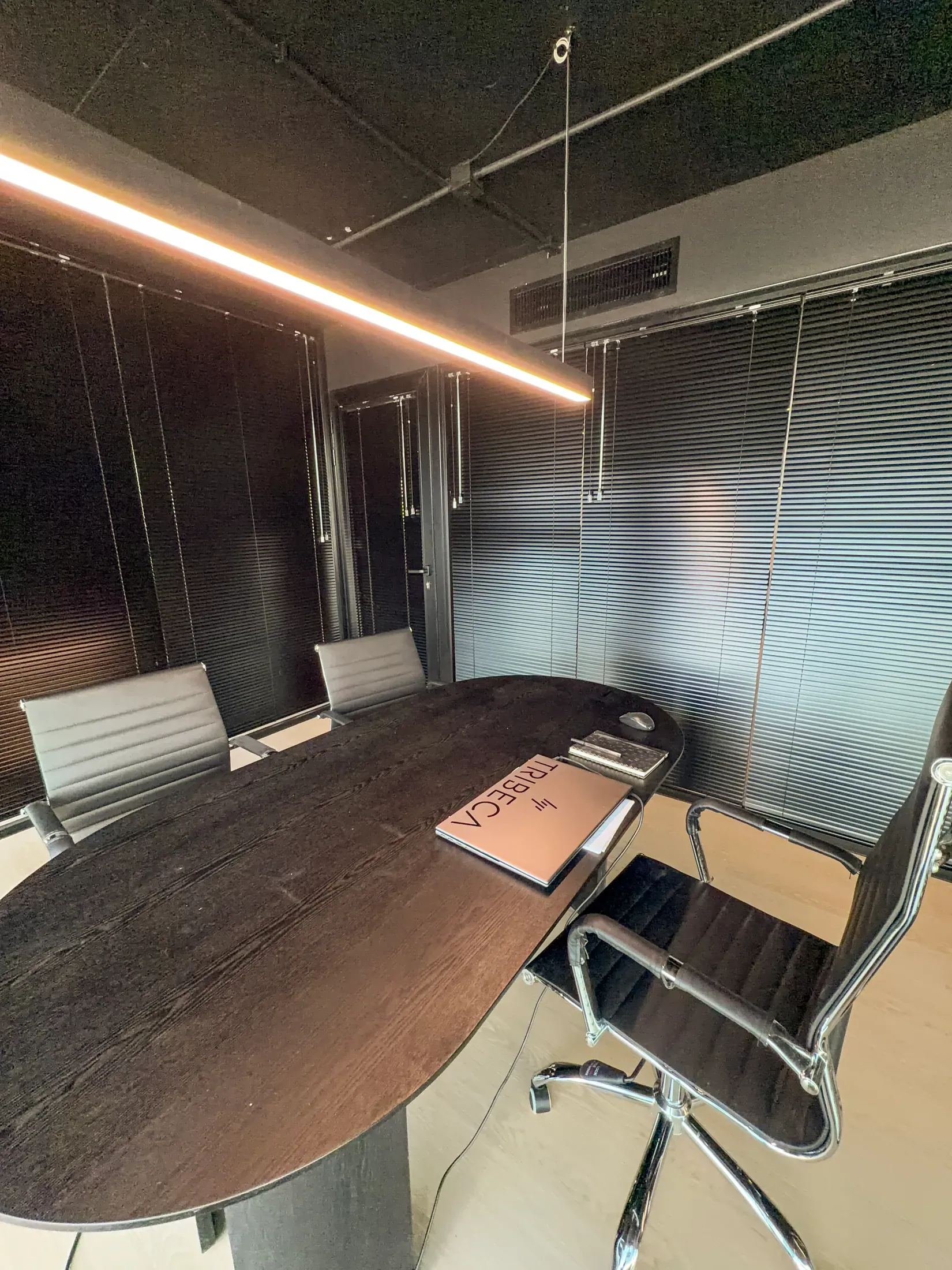 Venecianas de aluminio cerradas en la misma sala de reuniones.