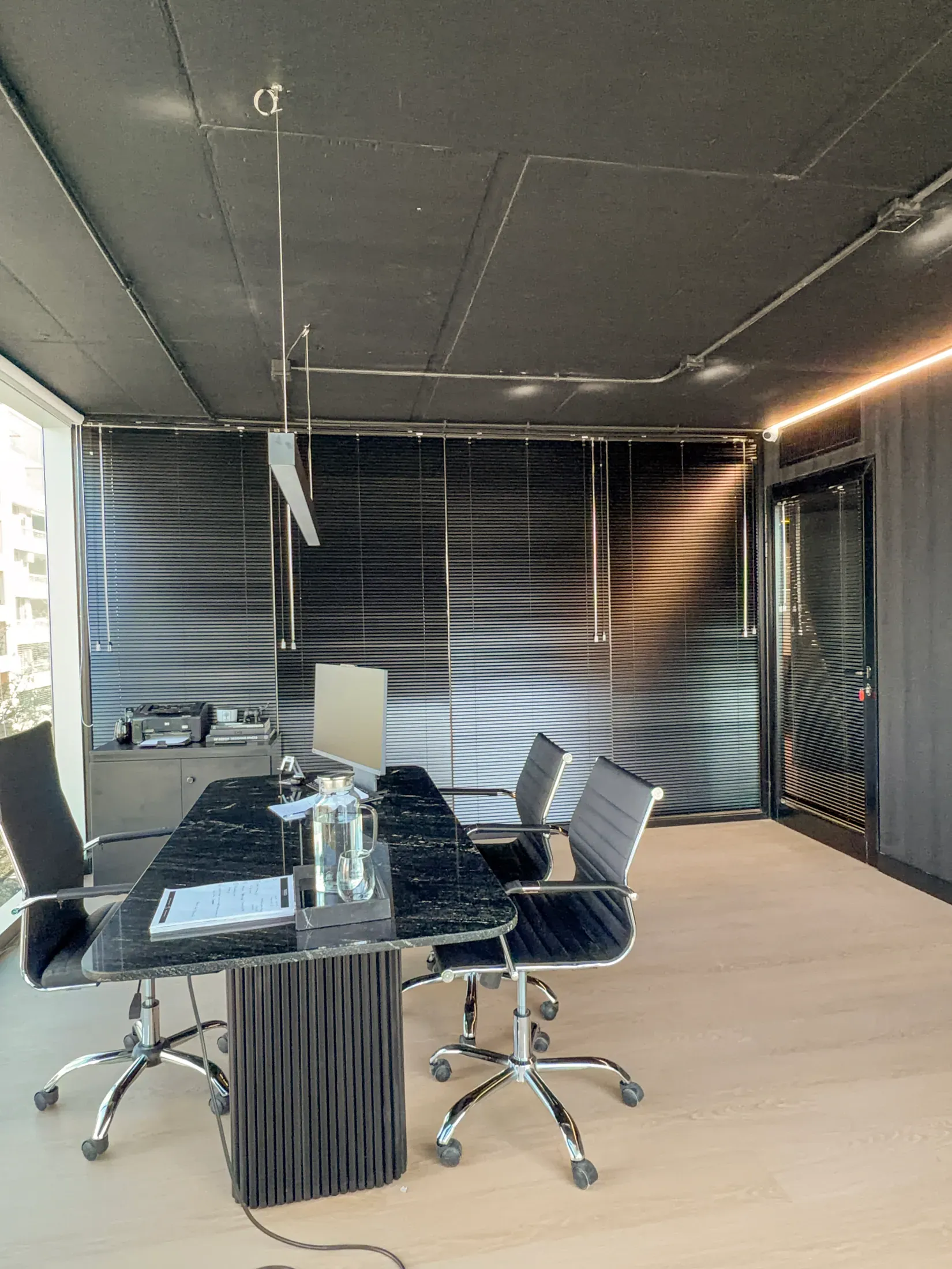 Venecianas de aluminio cerradas en la misma oficina.