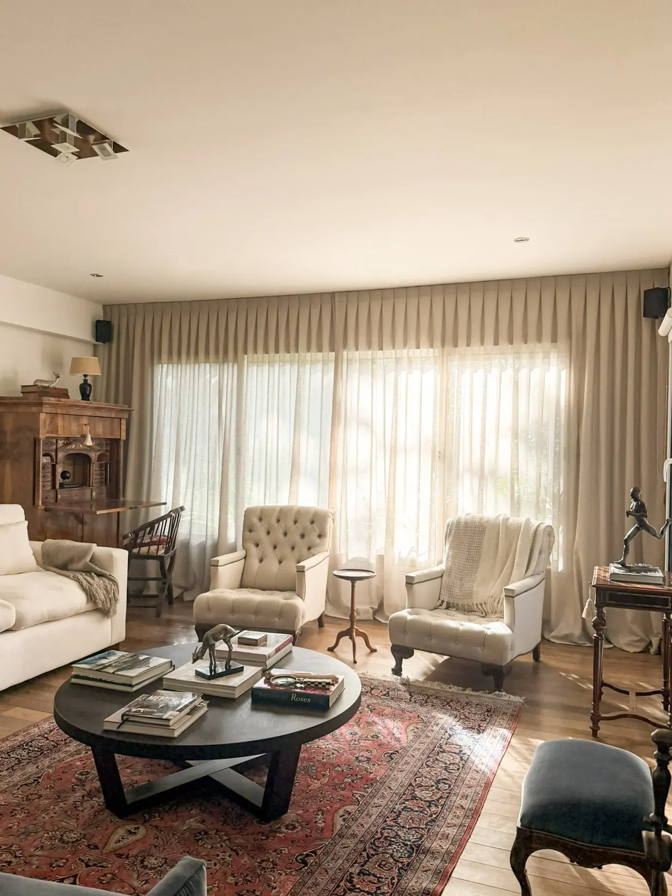 Trabajo de cortinas tradicionales en living.