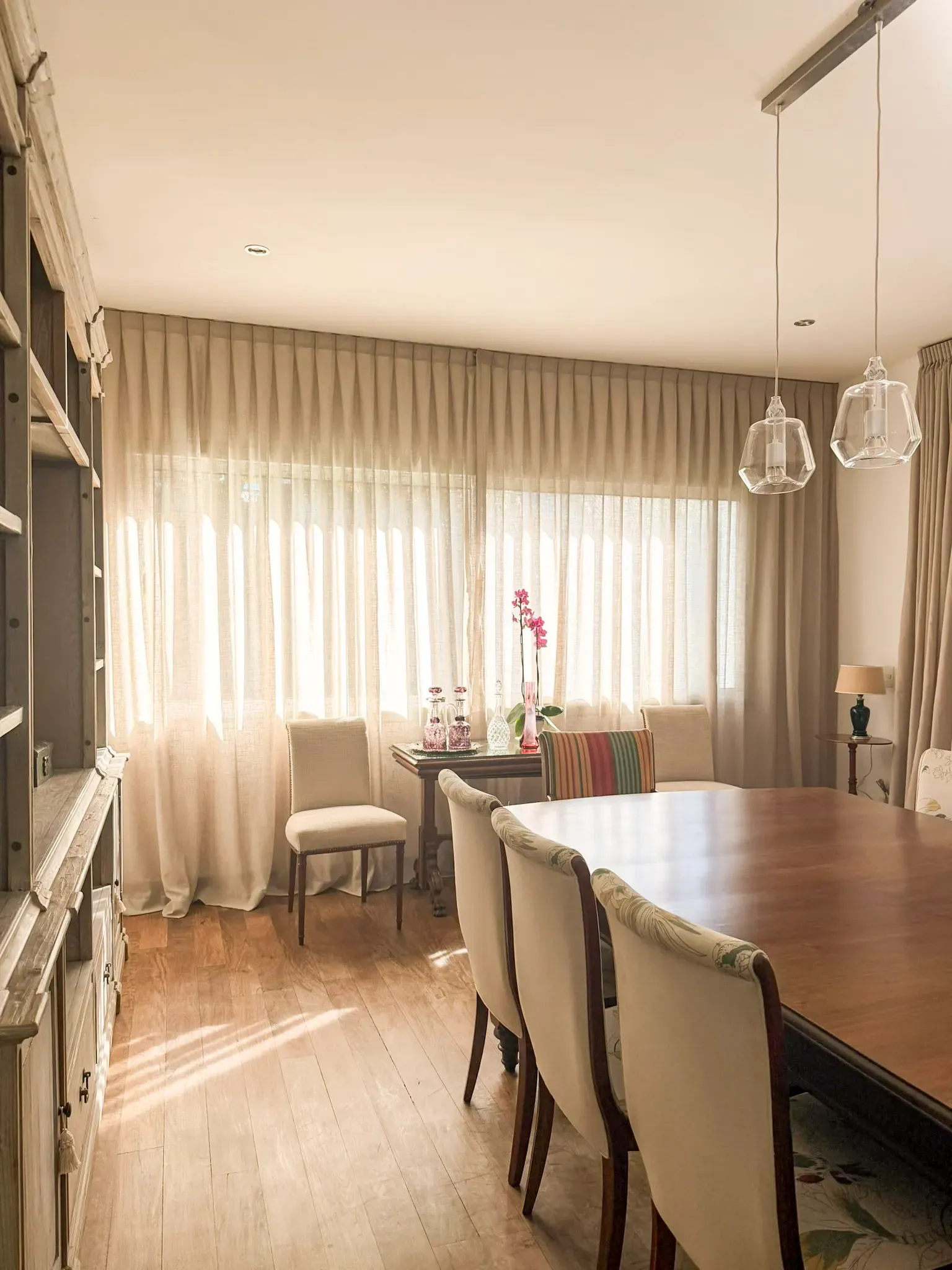 Trabajo de cortinas tradicionales en comedor.