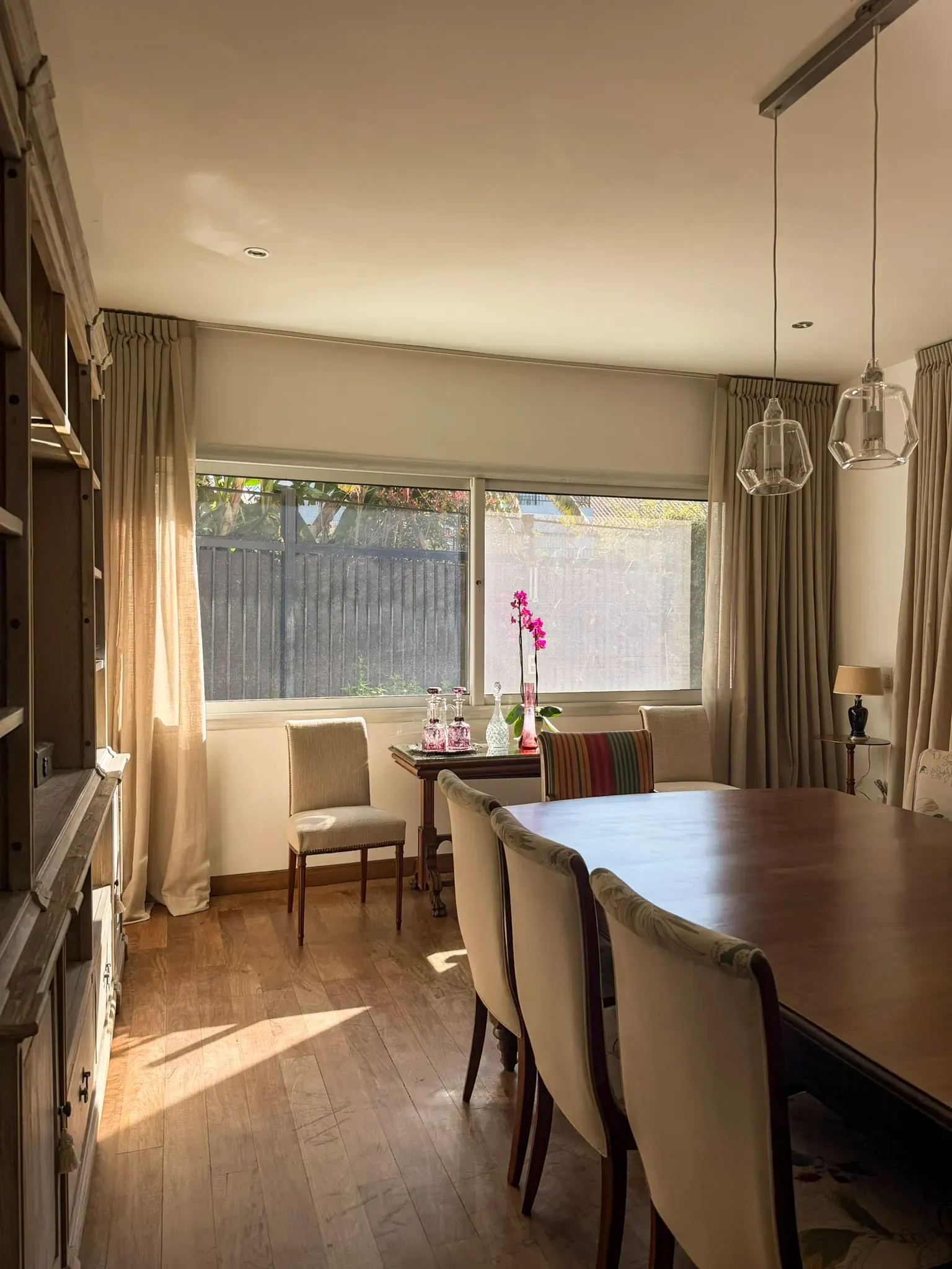Trabajo de cortinas tradicionales en comedor.