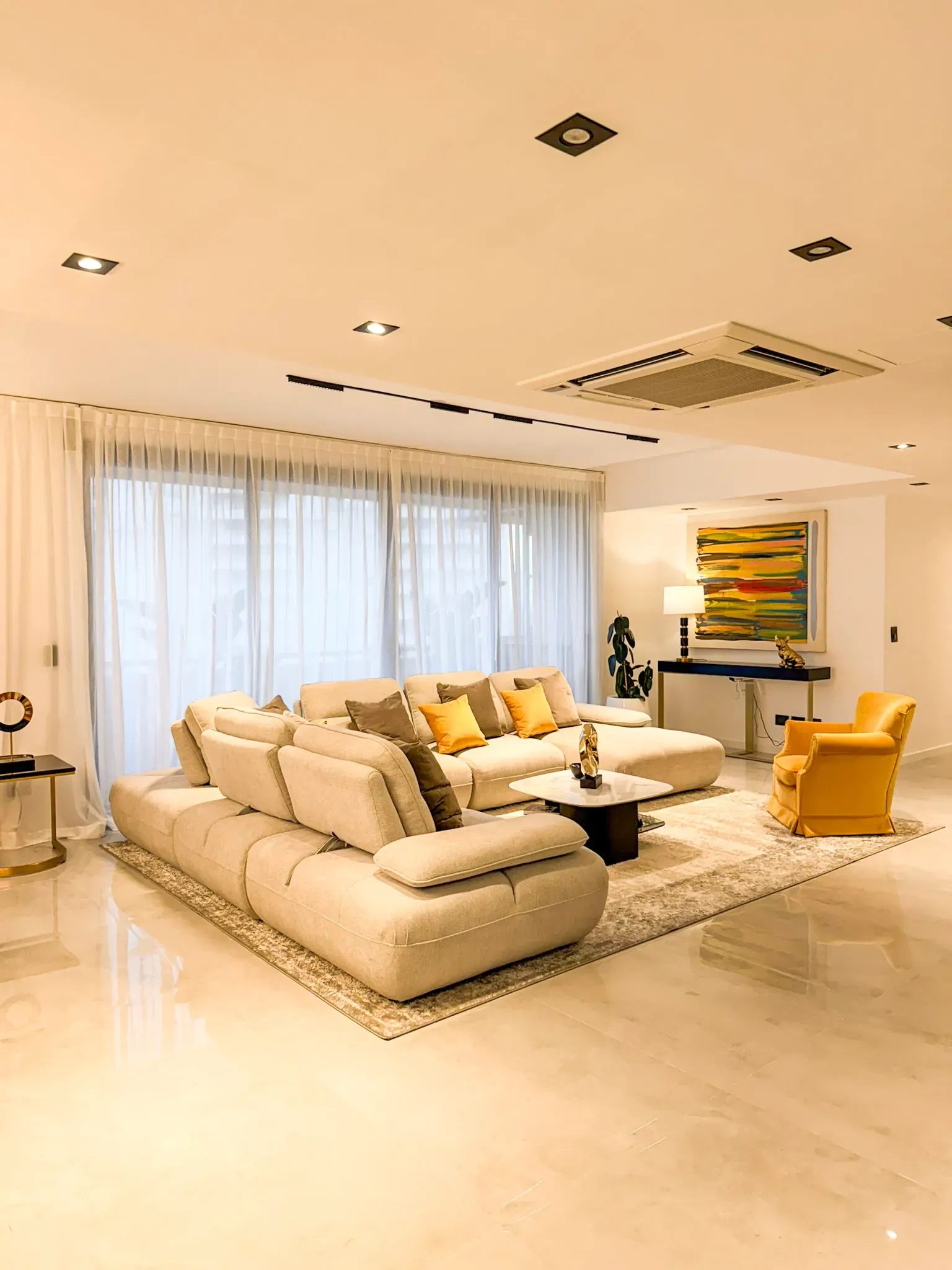 Trabajo de cortinas tradicionales en living, cerradas.